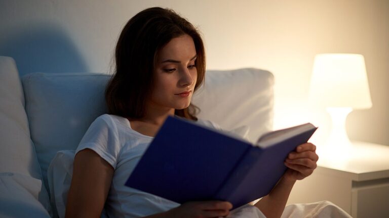 Manfaat Membaca Buku Sebelum Tidur