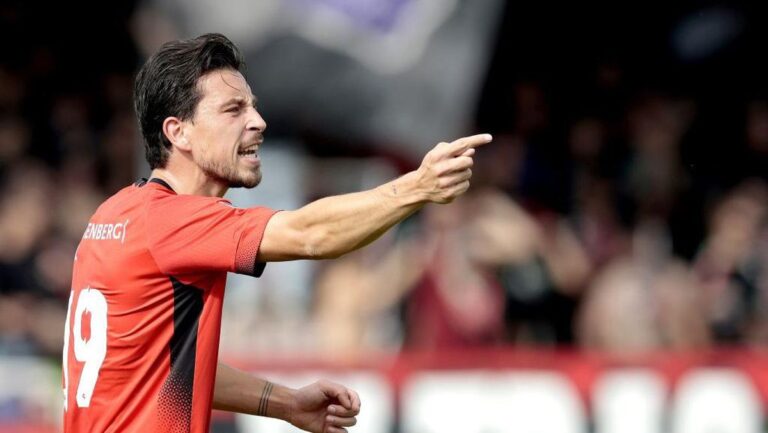 Thom Haye Gagal Selamatkan Almere  Dari Degradasi