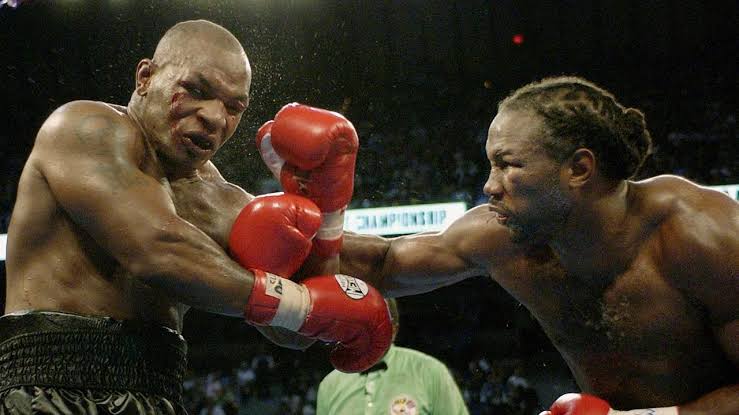 Ketika Lennox Lewis Meredam Badai Mike Tyson