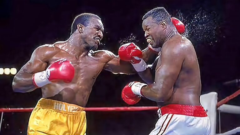 Evander Holyfield Jaga Tahta Dari Larry Holmes