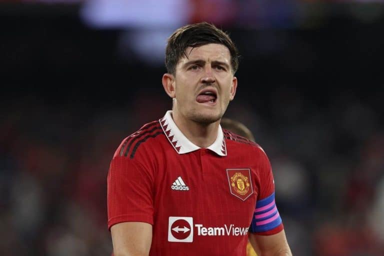 Harry Maguire Menuju Pintu Keluar Old Trafford