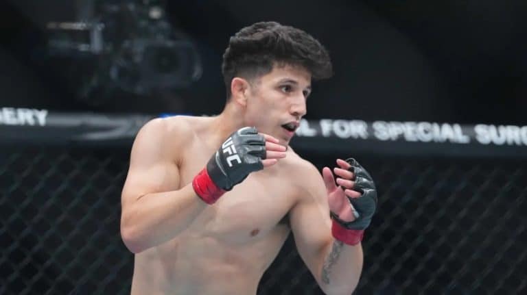 Mitch Raposo: Juara Gulat Yang Jadi Bintang Flyweight UFC
