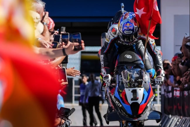 Toprak Razgatlioglu Juarai Race 1 WorldSBK Estoril 2025