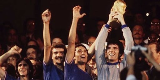 Dino Zoff memegang trofi Piala Dunia 1982