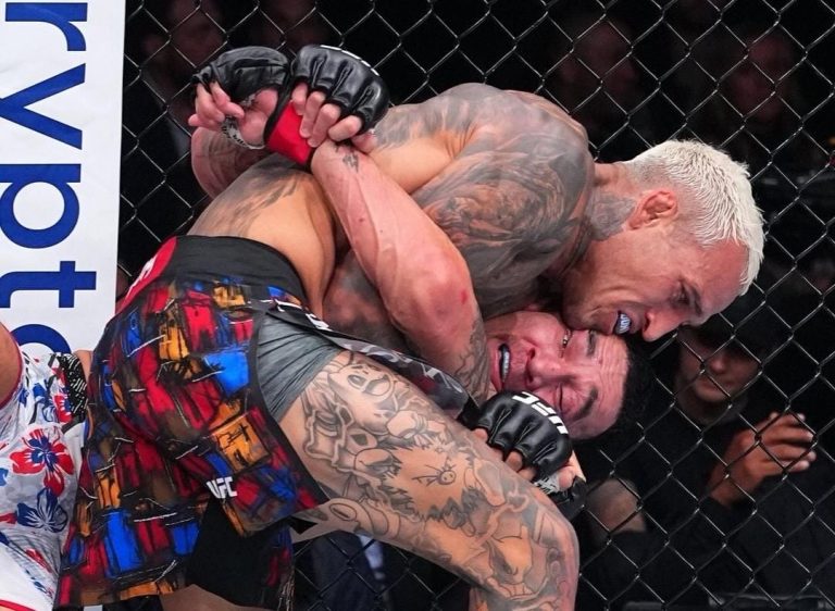 Charles Oliveira Menang Angka Mutlak Atas Max Holloway