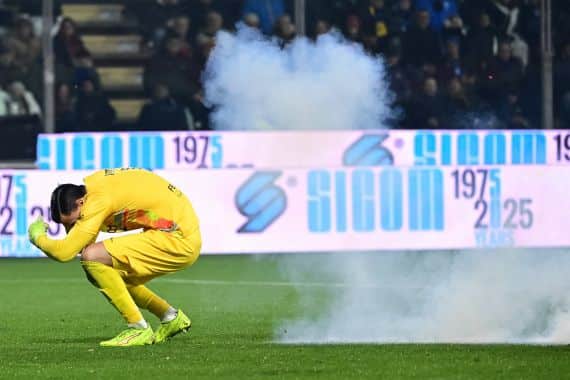 Ketika Suporter Melempar Benda-Benda Tak Lazim Ke Lapangan